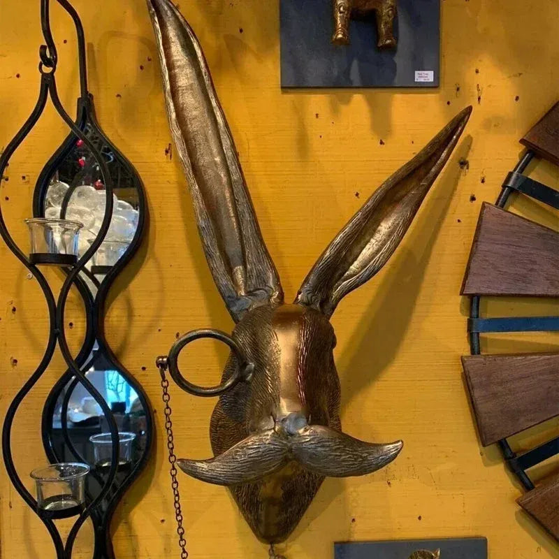 Sculpture murale avec tête d'animal avec lunettes