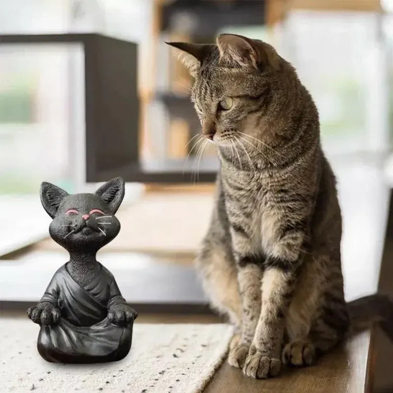 Statue de méditation de yoga chat heureux